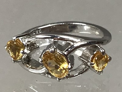 Lot 73 - A CITRINE THREE STONE RING