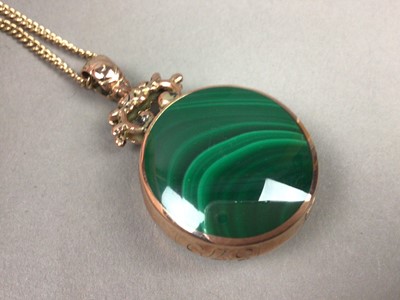 Lot 6 - A GOLD AND AGATE PENDANT ON CHAIN