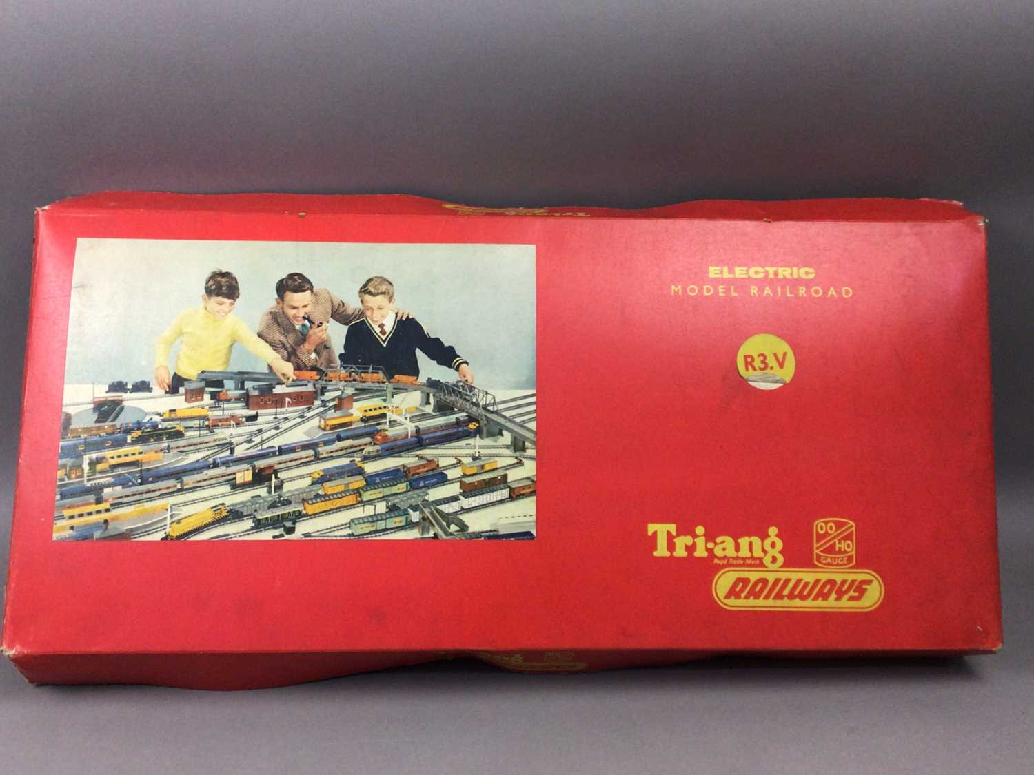 Lot 54 - A TRIANG R3.V MODEL RAIL ROAD