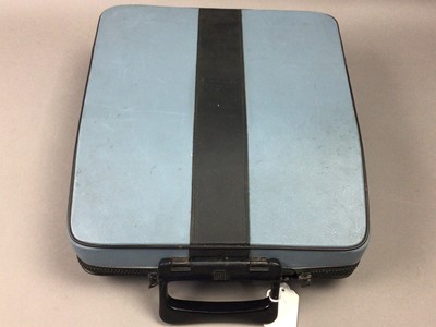 Lot 44 - AN OLIVETE LETTERA 22 TYPE WRITER