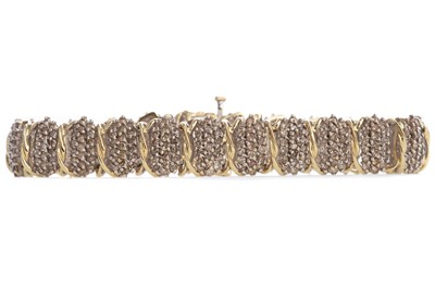 Lot 564 - A DIAMOND CLUSTER BRACELET