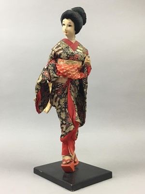 Lot 126 - A JAPANESE CARVED AND PAINTED FIGURE OF A GEISHA AND OTHER ITEMS