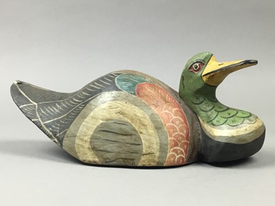 Lot 127 - A DECORATIVE WOODEN DUCK AND OTHER WOOD ITEMS