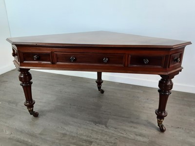 Lot 797 - AN EARLY-MID 19TH CENTURY MAHOGANY CORNER TABLE