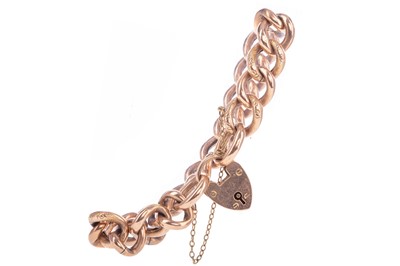 Lot 401 - A GOLD CURB LINK BRACELET