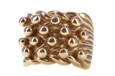 Lot 404 - A NINE CARAT GOLD GYPSY RING