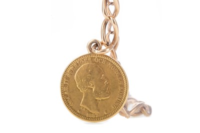 Lot 1 - A GOLD ALBERT CHAIN WITH GOLD 20 KRONOR COIN