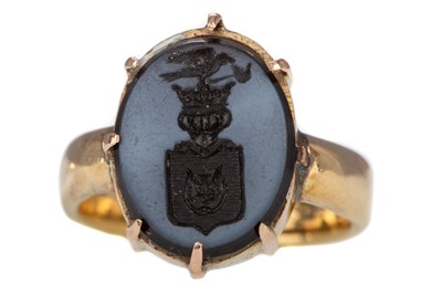 Lot 407 - A HARDSTONE SEAL RING