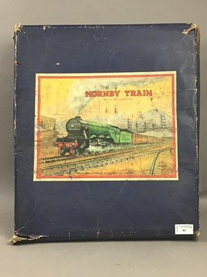 Lot 95 - A HORNBY GAUGE O TRAIN SET AND FURTHER CARRIAGES AND ACCESSORIES