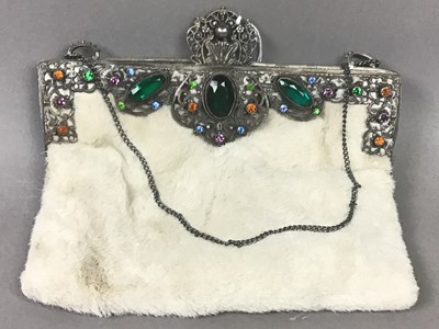 Lot 112 - AN EARLY 20TH CENTURY EVENING BAG AND COMPACT