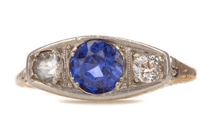 Lot 581 - A SAPPHIRE AND DIAMOND RING