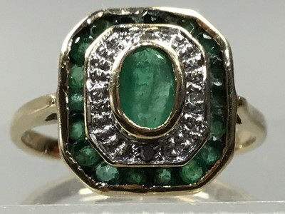 Lot 161 - A NINE CARAT GOLD RING OF ART DECO DESIGN