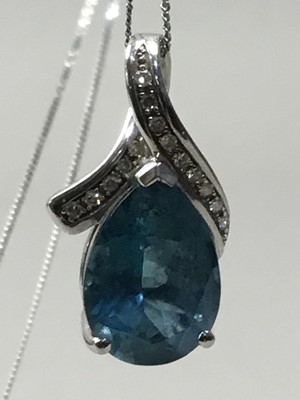 Lot 165 - A NINE CARAT WHITE GOLD PENDANT ON CHAIN