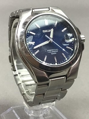 Lot 297 - A GENT'S SEIKO STAINLESS STEEL WRIST WATCH AND TWO COINS