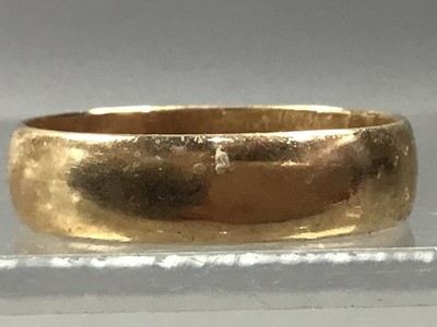 Lot 316 - A NINE CARAT GOLD WEDDING BAND