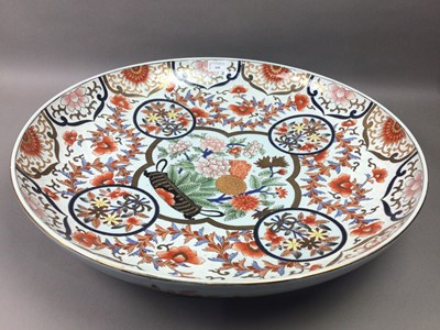 Lot 349 - A LARGE JAPANESE IMARI CIRCULAR CHARGER