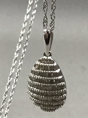 Lot 369 - A DIAMOND PENDANT