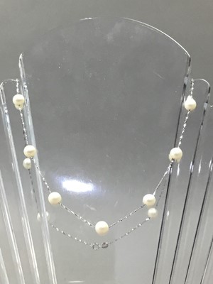 Lot 375 - A NINE CARAT WHITE GOLD AND CULTURED PEARL NECKLACE