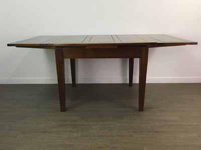 Lot 239 - A MAHOGANY EXTENDING DINING TABLE