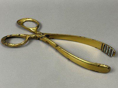 Lot 242 - A BRASS CHARGER, ALONG WITH OTHER BRASS AND COPPER ITEMS