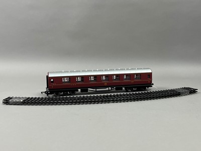 Lot 243 - A LOT OF HORNBY CARRIAGES AND RAILWAY MODELS