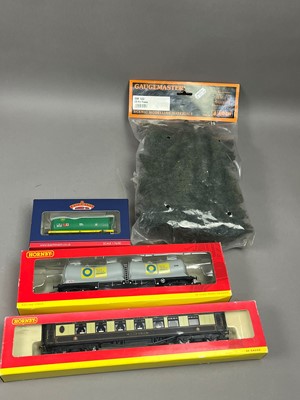 Lot 243 - A LOT OF HORNBY CARRIAGES AND RAILWAY MODELS