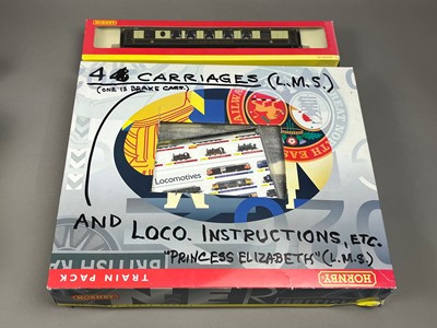 Lot 243 - A LOT OF HORNBY CARRIAGES AND RAILWAY MODELS