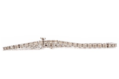 Lot 418 - A DIAMOND TENNIS BRACELET