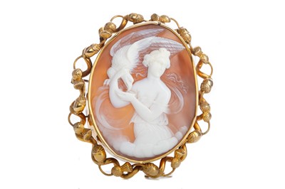 Lot 420 - A MID VICTORIAN GOLD CAMEO BROOCH