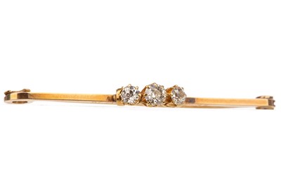 Lot 421 - A DIAMOND BAR BROOCH