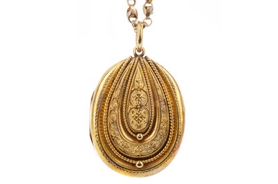 Lot 425 - A VICTORIAN OVAL LOCKET