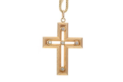 Lot 427 - A NINE CARAT GOLD GEM SET CROSS PENDANT