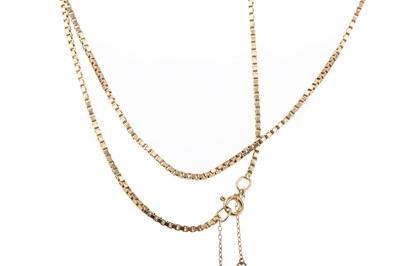 Lot 429 - A NINE CARAT GOLD BOX CHAIN