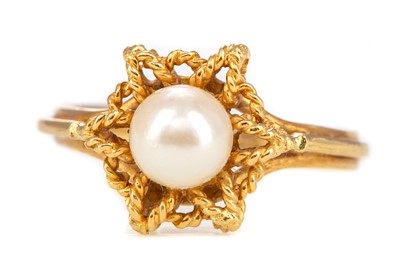 Lot 439 - A JADE BROOCH AND A PEARL RING