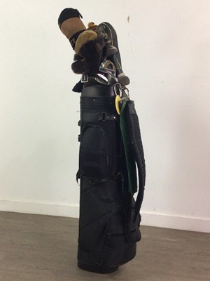 Lot 471 - A SET OF GOLF CLUBS IN BAG