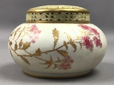 Lot 538 - A WORCESTER LIDDED JAR