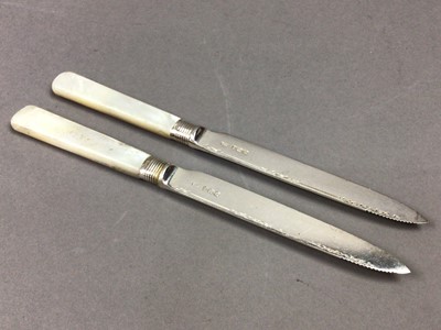 Lot 569 - A SET OF TWELVE SILVER DESSERT KNIVES AND FORKS