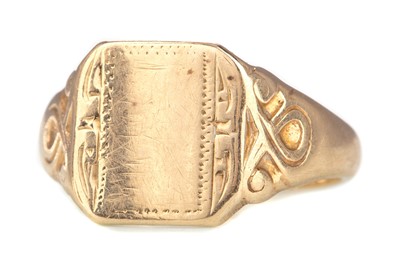 Lot 462 - A GENTLEMAN'S NINE CARAT GOLD SIGNET RING