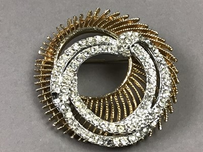 Lot 6 - A COLLECTION OF COSTUME JEWELLERY