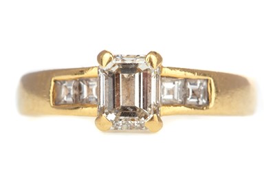 Lot 473 - A DIAMOND DRESS RING