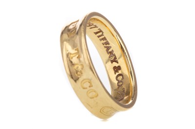 Lot 476 - A TIFFANY & CO EIGHTEEN CARAT GOLD BAND