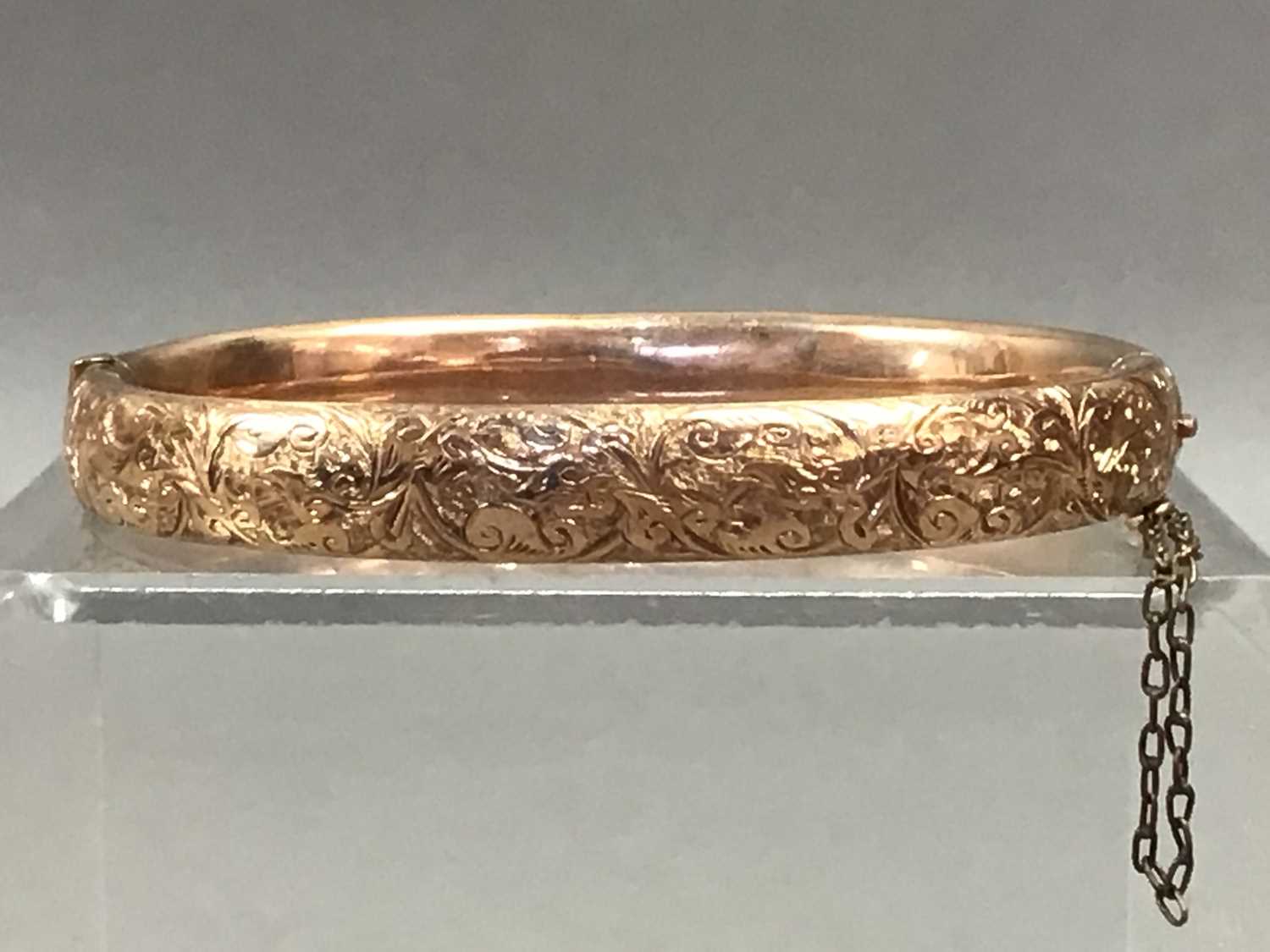 Lot 8 - A LOT OF TWO ROLLED GOLD BANGLES AND A SIMULATED PEARL NECKLACE