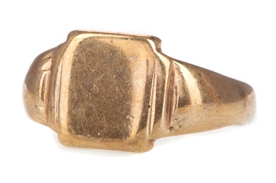 Lot 469 - A NINE CARAT GOLD SIGNET RING