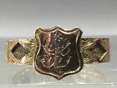 Lot 11 - A VICTORIAN NINE CARAT GOLD MOURNING RING