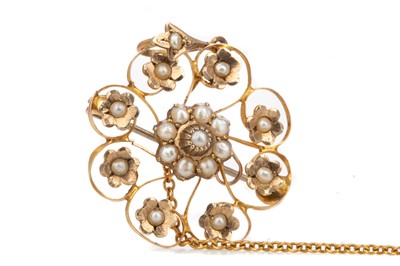 Lot 481 - AN EDWARDIAN SEED PEARL HOLBEIN PENDANT BROOCH