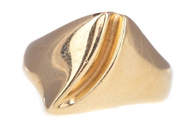 Lot 483 - A CONTEMPORARY GOLD DRESS RING