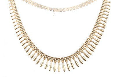 Lot 496 - A NINE CARAT GOLD FRINGED NECKLET