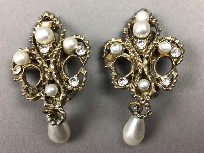 Lot 17 - A COLLECTION OF COSTUME JEWELLERY AND WATCHES