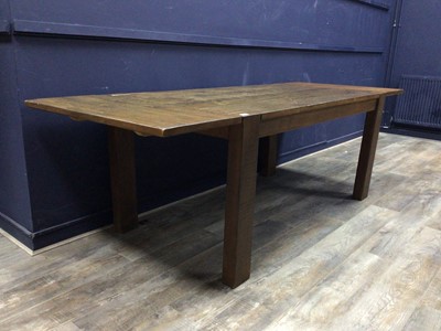 Lot 271 - A CONTEMPORARY OAK EXTENDING DINING TABLE