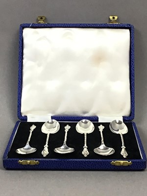 Lot 769 - A SET OF SIX SILVER APOSTLE SPOONS